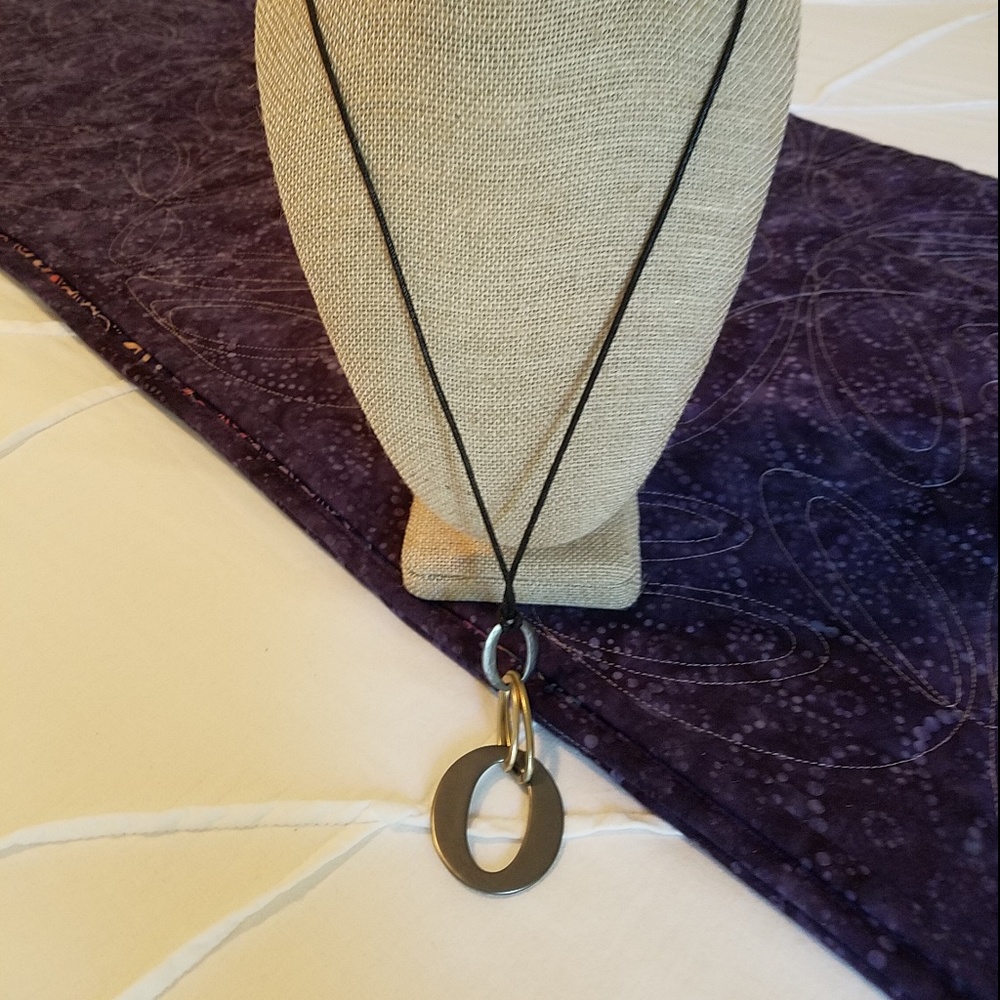 Silver/gold tone "O" pendant necklace.